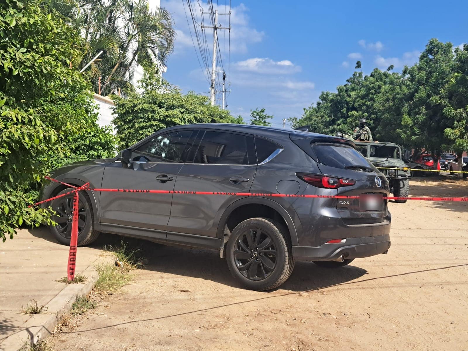 Camioneta Mazda CX-5 con impactos de bala en la ventana del piloto