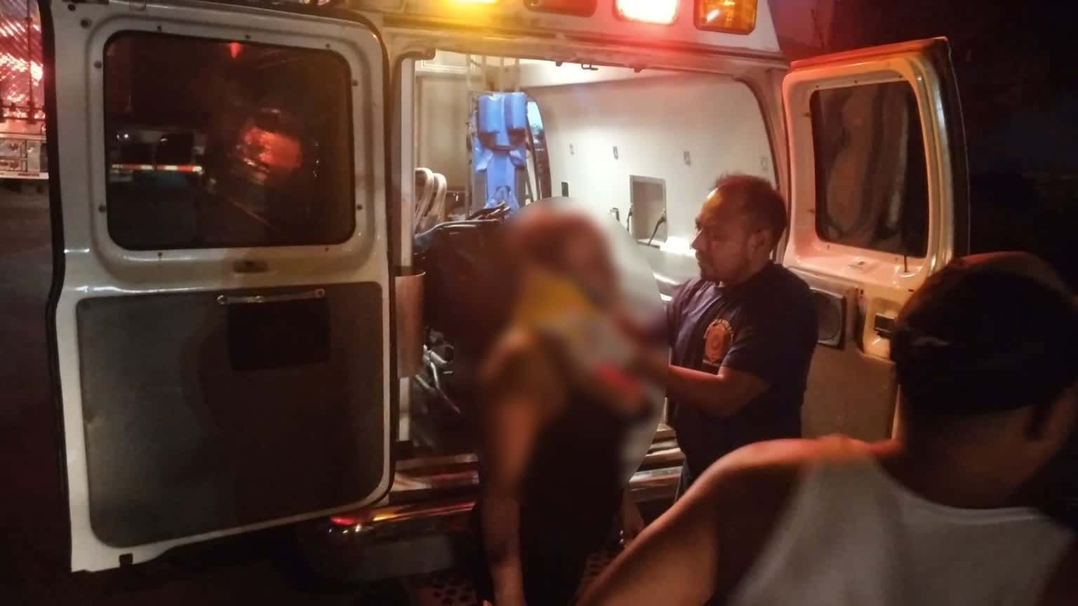 mujer atendida por Cruz Roja