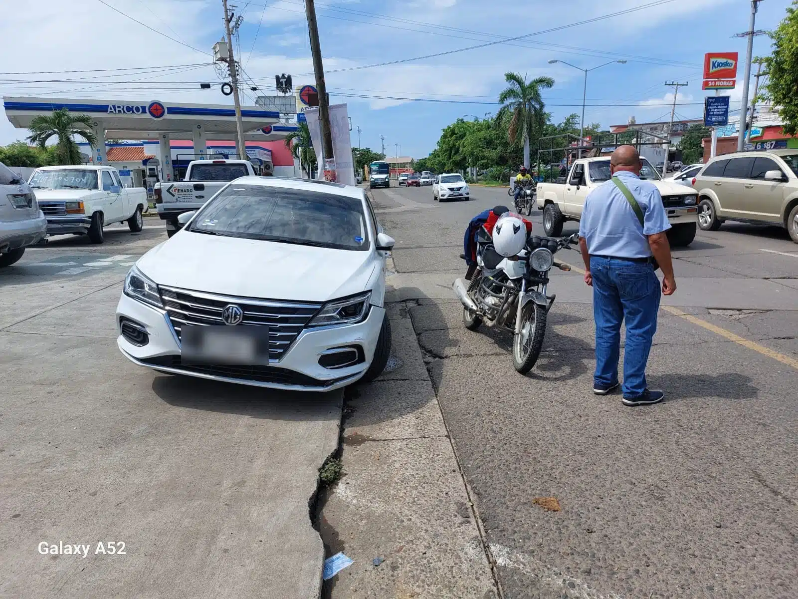Vehículo que embistió al motociclista por la avenida Ejército Mexicano