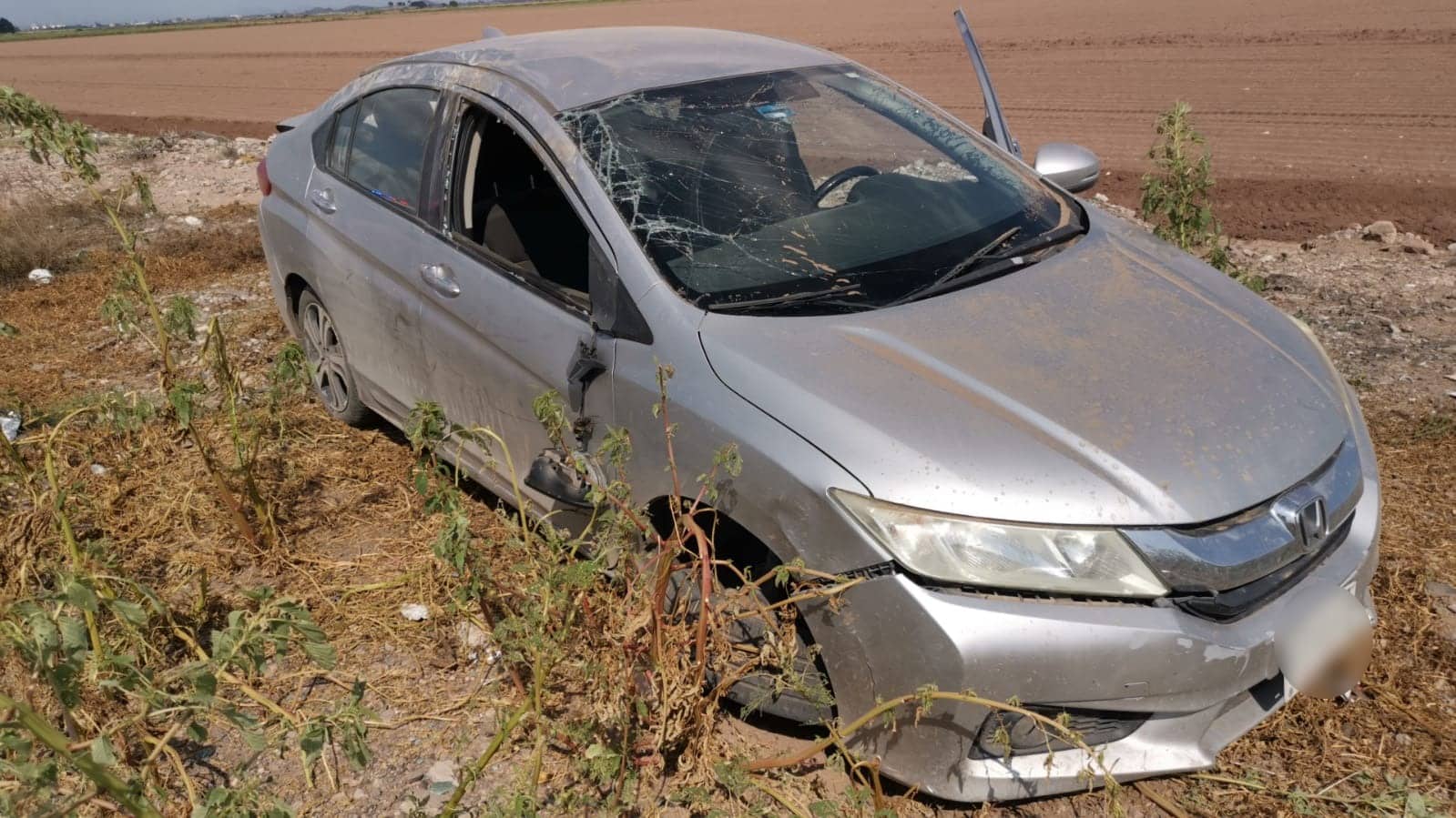 Honda City en el que viajaba una joven mujer que terminó volcada en Ahome