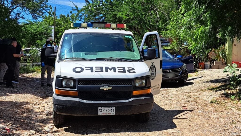 Vehículo de Semefo en el lugar donde ocurrió el ataque a balazos