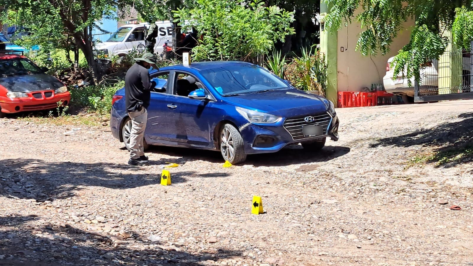 Zona asegurada donde se encuentra el vehículo en el que viajaban las víctimas cuando fueron atacadas