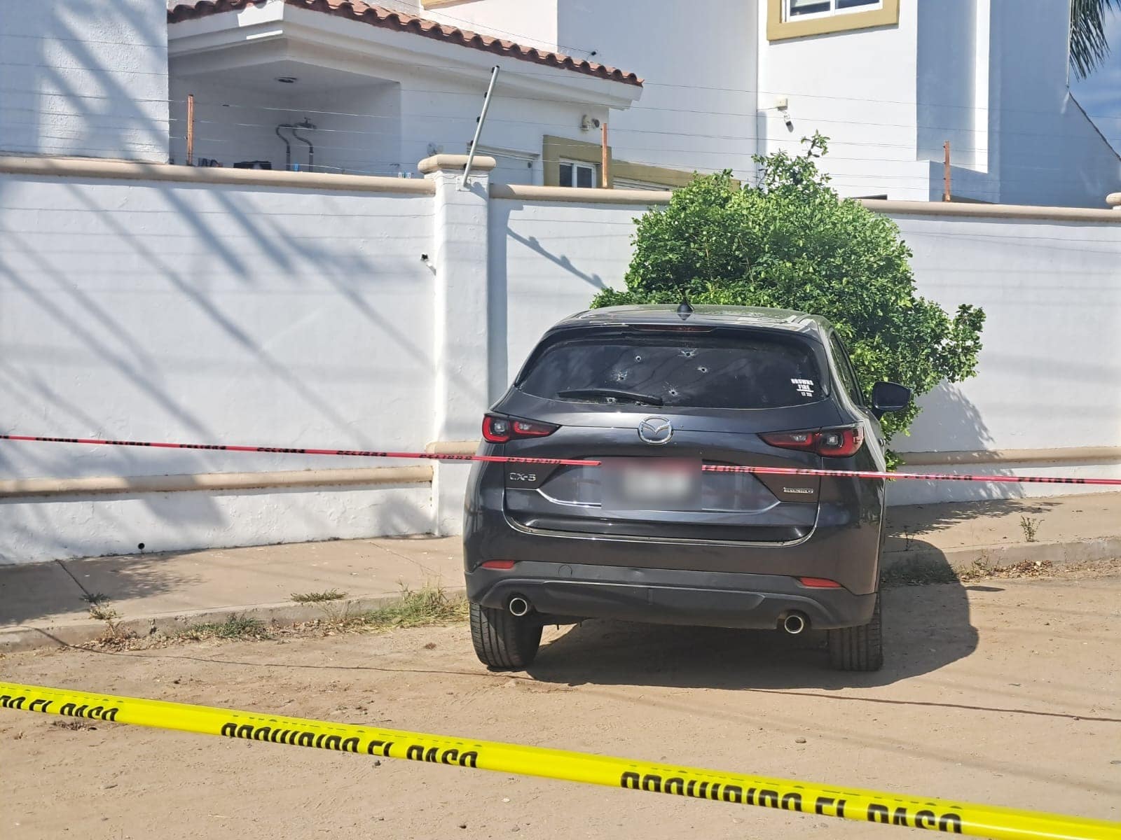 Camioneta Mazda CX-5 con impactos de bala en la ventana del piloto