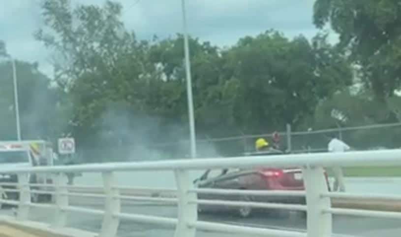 automóvil incendiándose