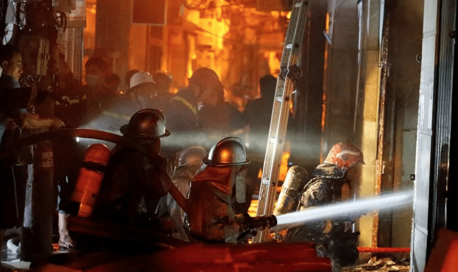 Bomberos apagando incendio