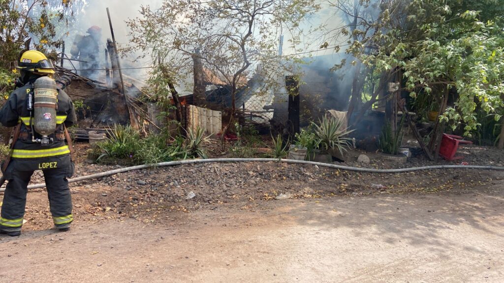 Se incendia casa de madera e al sur poniente de Culiacán.