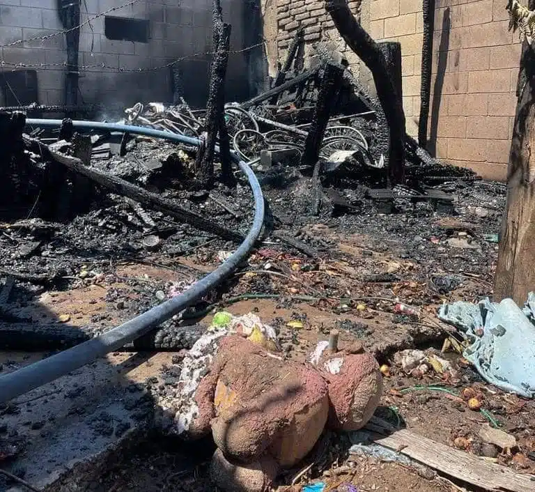 Casa en cenizas tras incendio