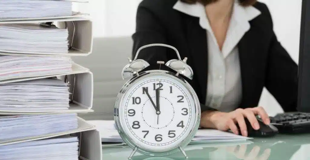 Reloj a media mesa donde e encuentra una persona trabajando.