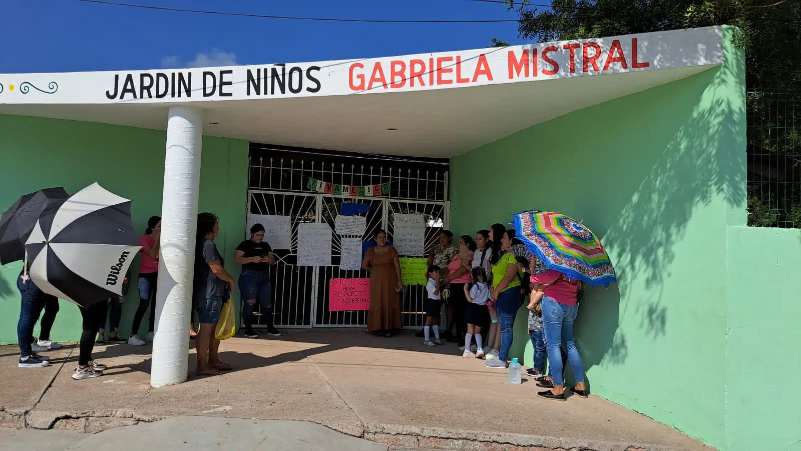 Madres de familia toman Jardín de Niños