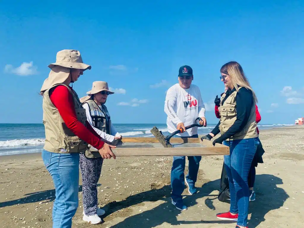 Personas limpiando playa de Guasave