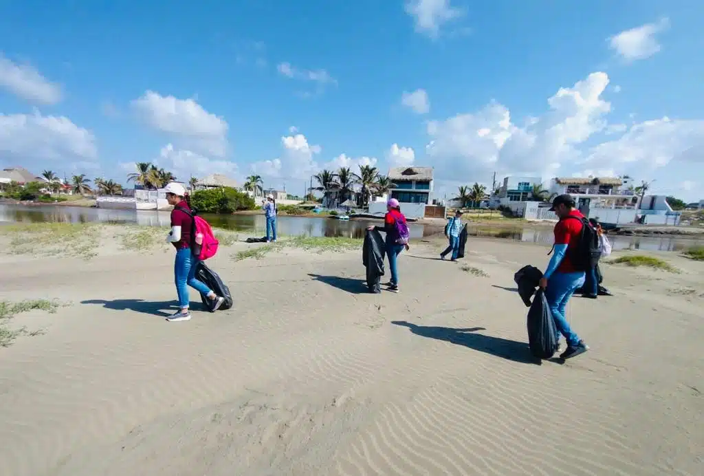 Personas limpiando playa de Guasave