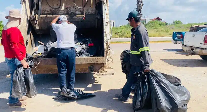 Personas limpiando playa de Guasave