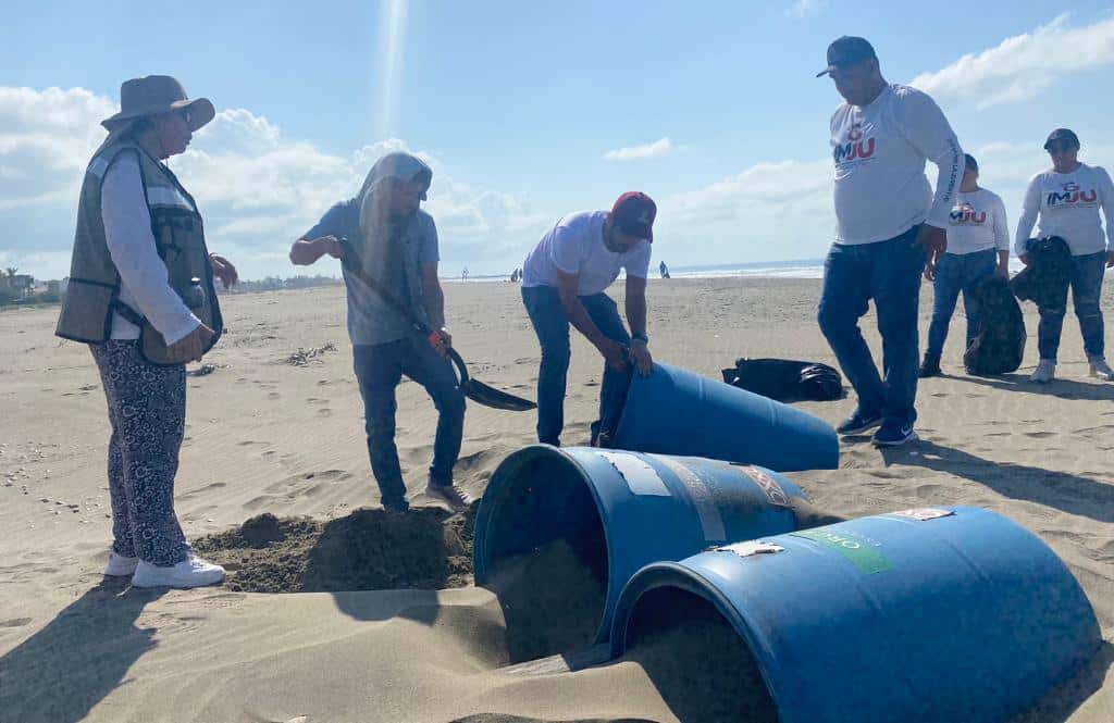 Personas limpiando playa de Guasave
