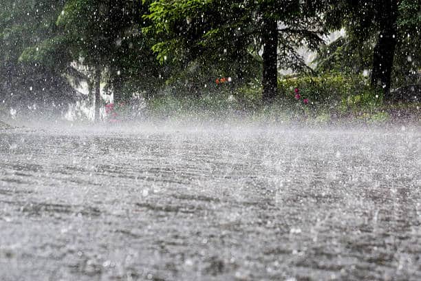 Gotas de lluvia cayendo