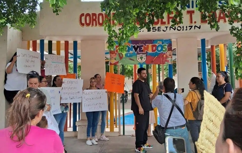 Kínder Rodolfo T. con padres de familia manifestándose