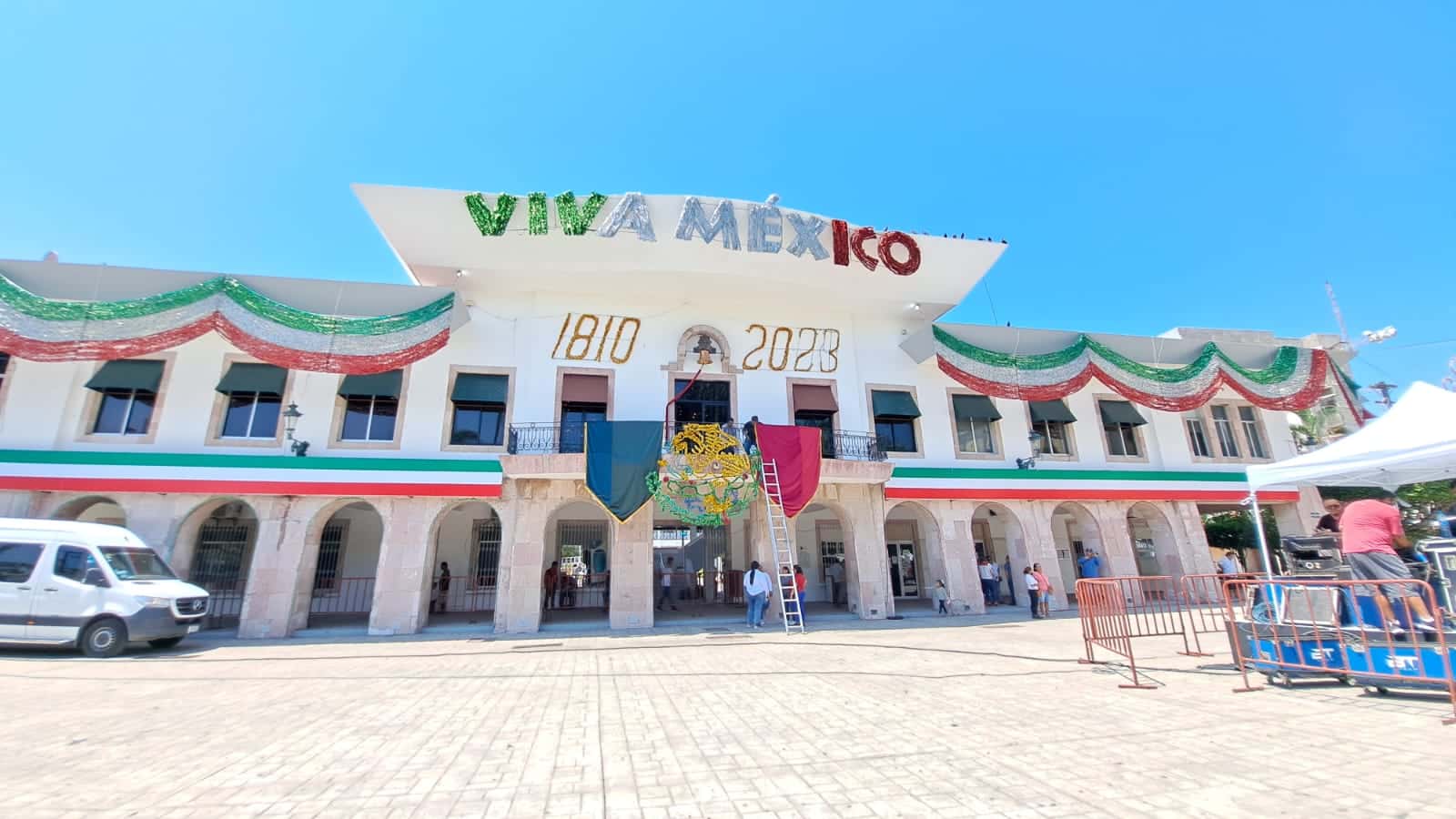 palacio municipal de Mazatlán, decorado para esta tarde noche