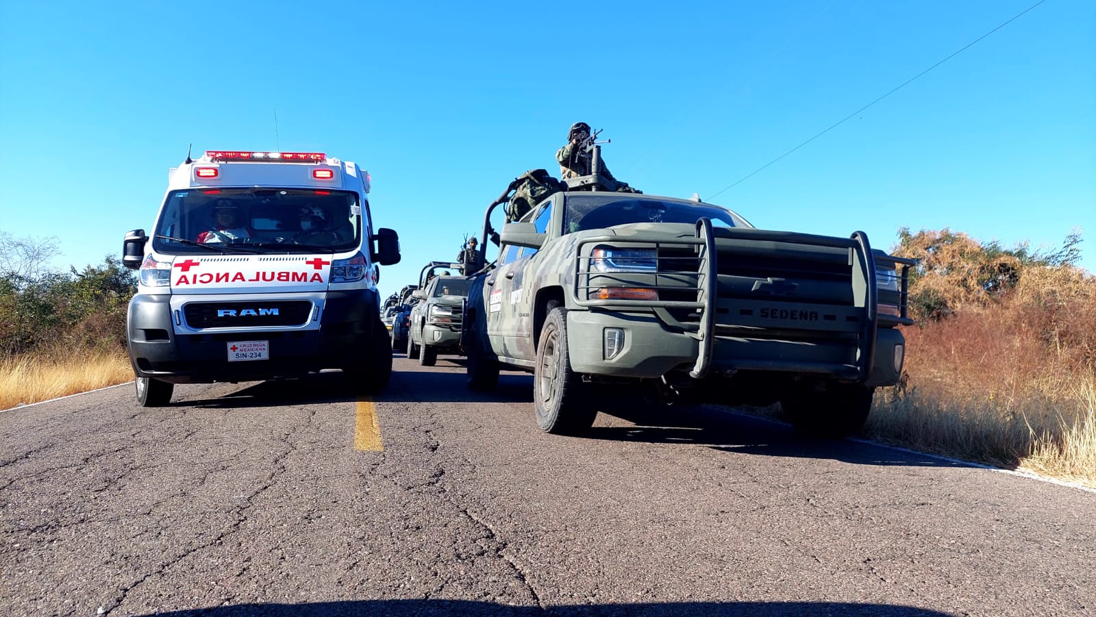 Ambulancia y militares