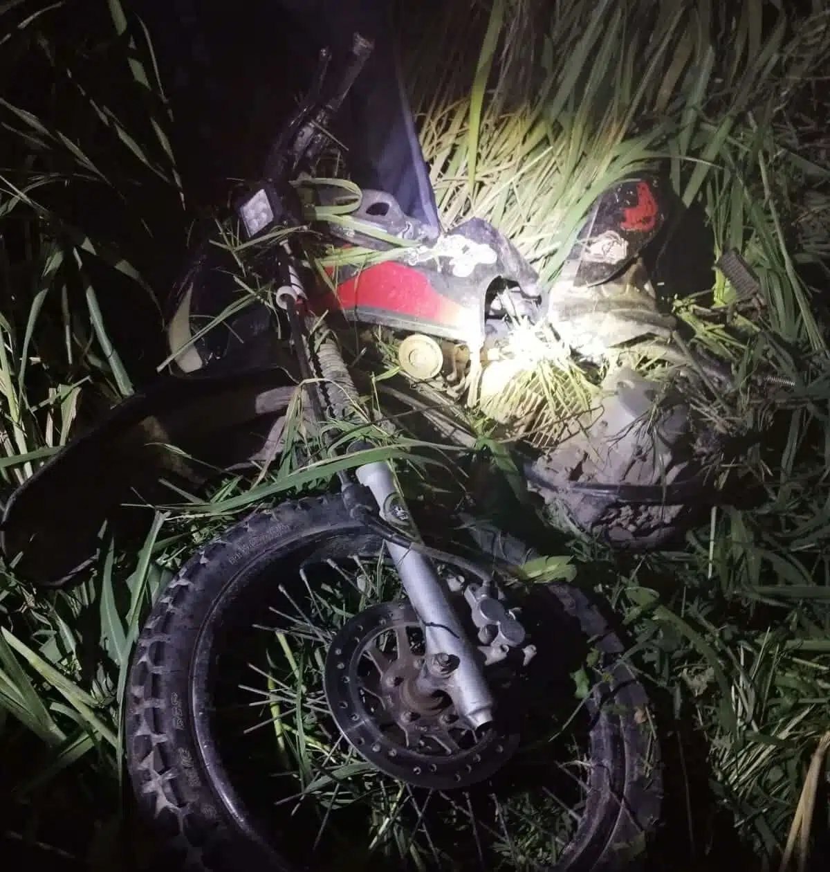 Motocicleta de jovenes embestidos por un Mercedes Benz en Escuinapa.