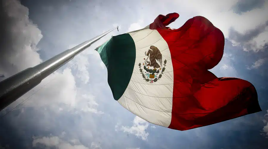 bandera de México con fondo de parciales nubes