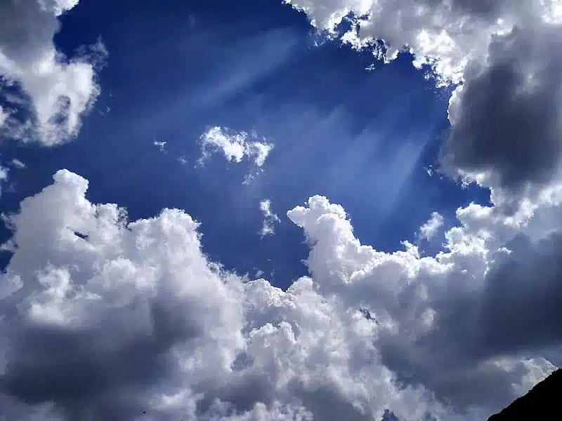 Cielo con pocas nubes y rayos del sol