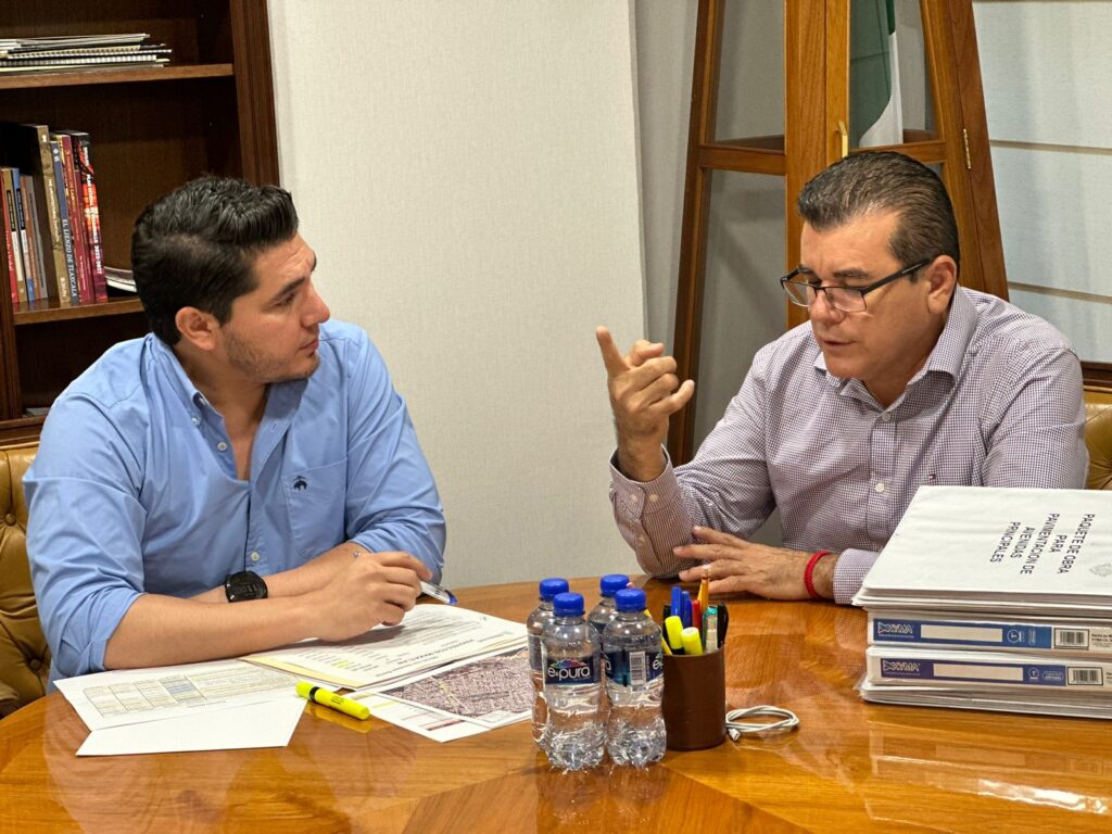 presidente municipal Édgar González Zatarain en reunión con el secretario Obras Públicas del estado, Joaquín Alberto Landeros Güicho.