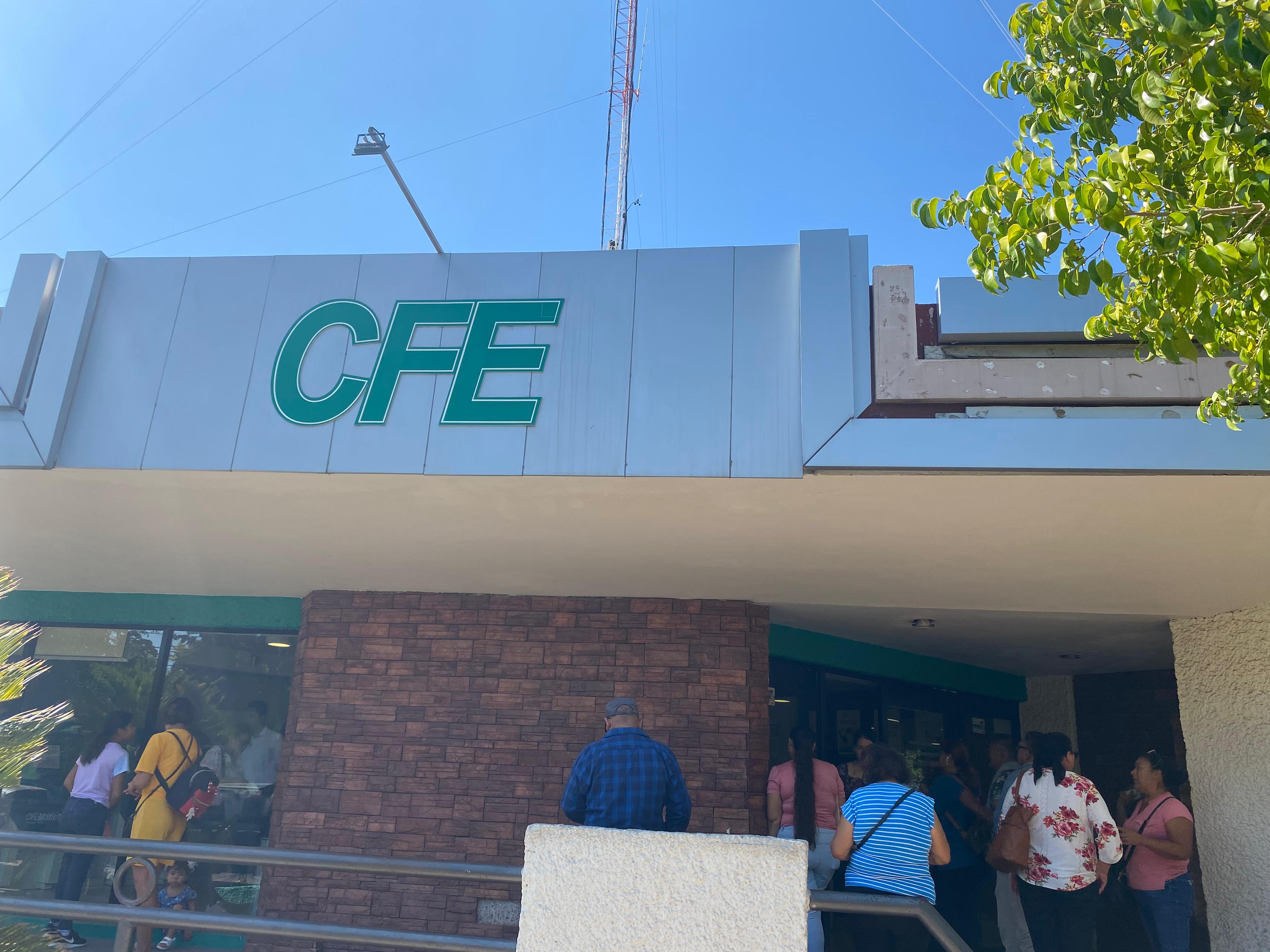 Grupo de personas afuera de las instalaciones de la CFE, en Los Mochis.