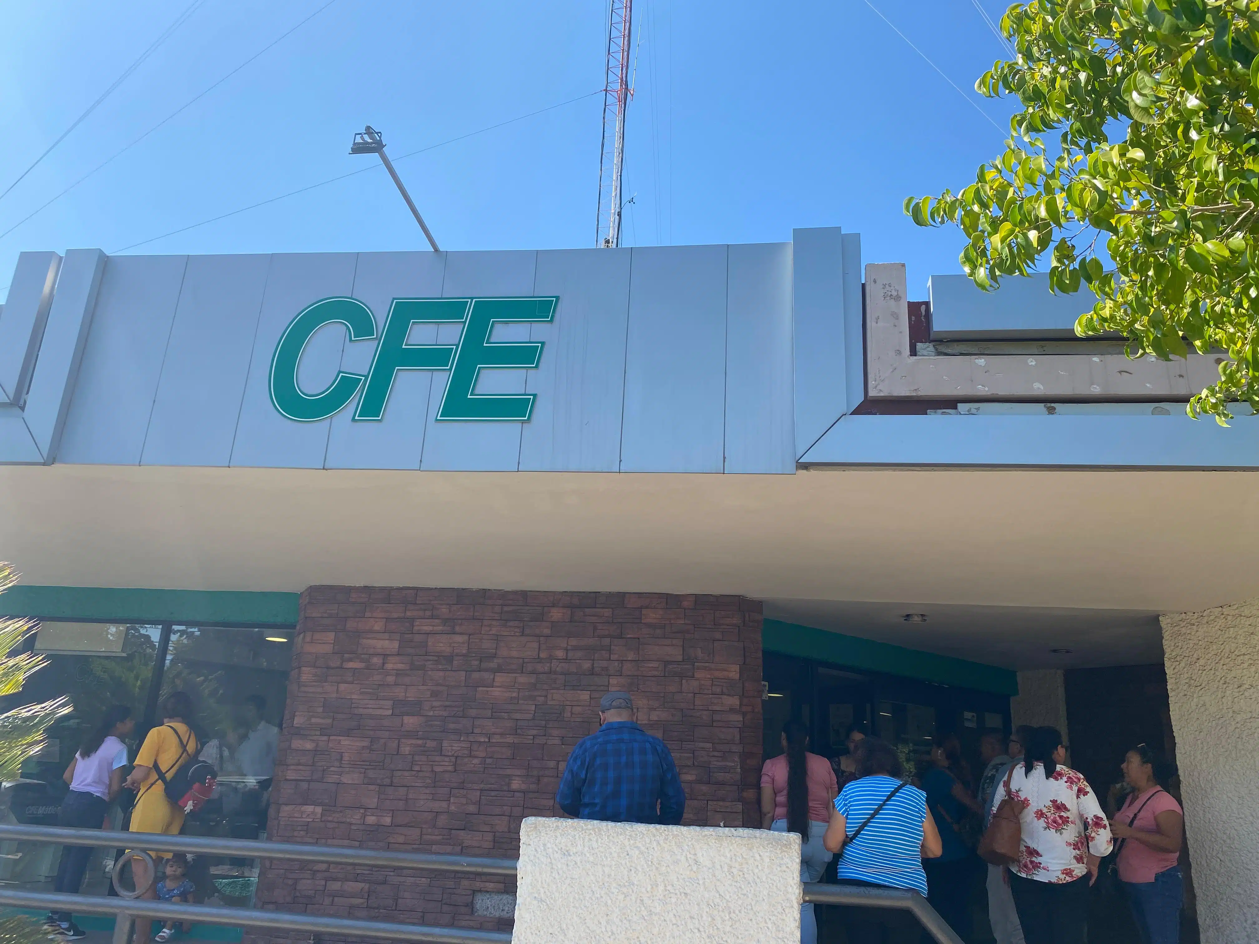 Grupo de personas afuera de las instalaciones de la CFE, en Los Mochis.