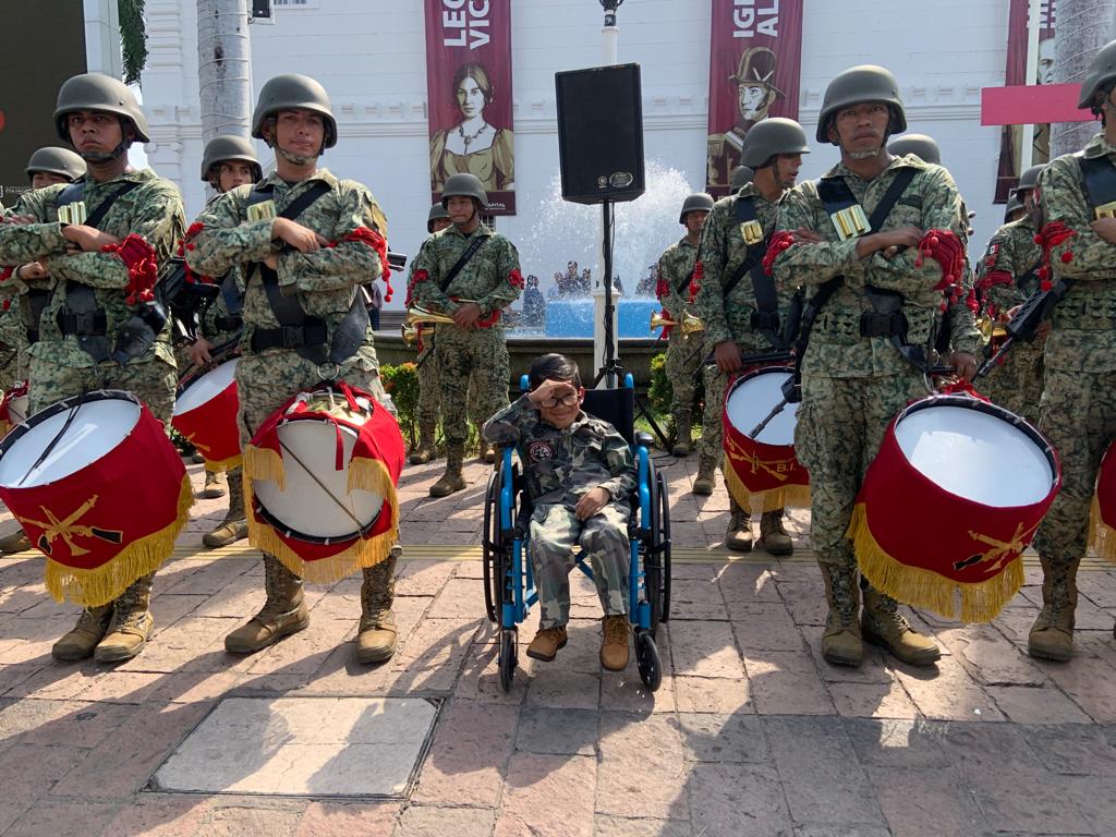 Hithan González en desfile cívico militar en culiacán.