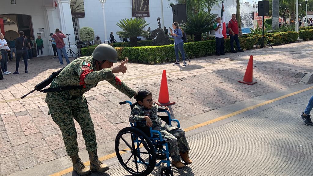 Hithan González en desfile cívico militar en culiacán.