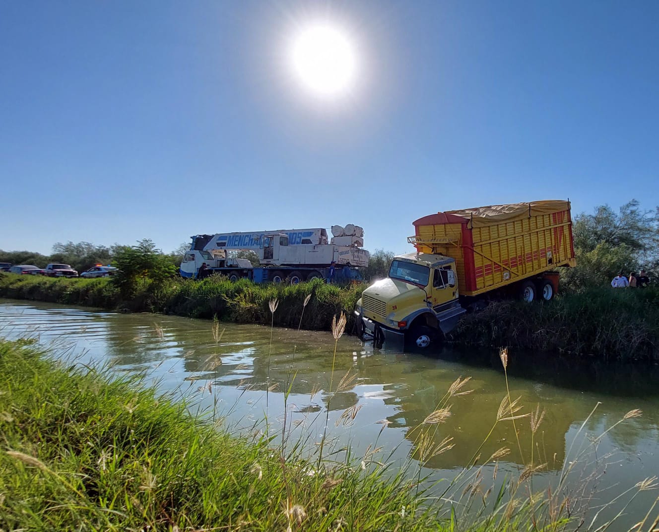 Torton se salva de caer al canal Lateral 18 en Los Mochis