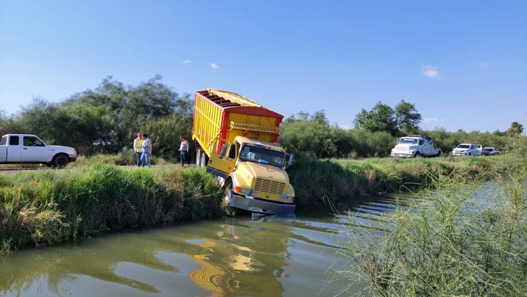 Torton se salva de caer al canal Lateral 18 en Los Mochis