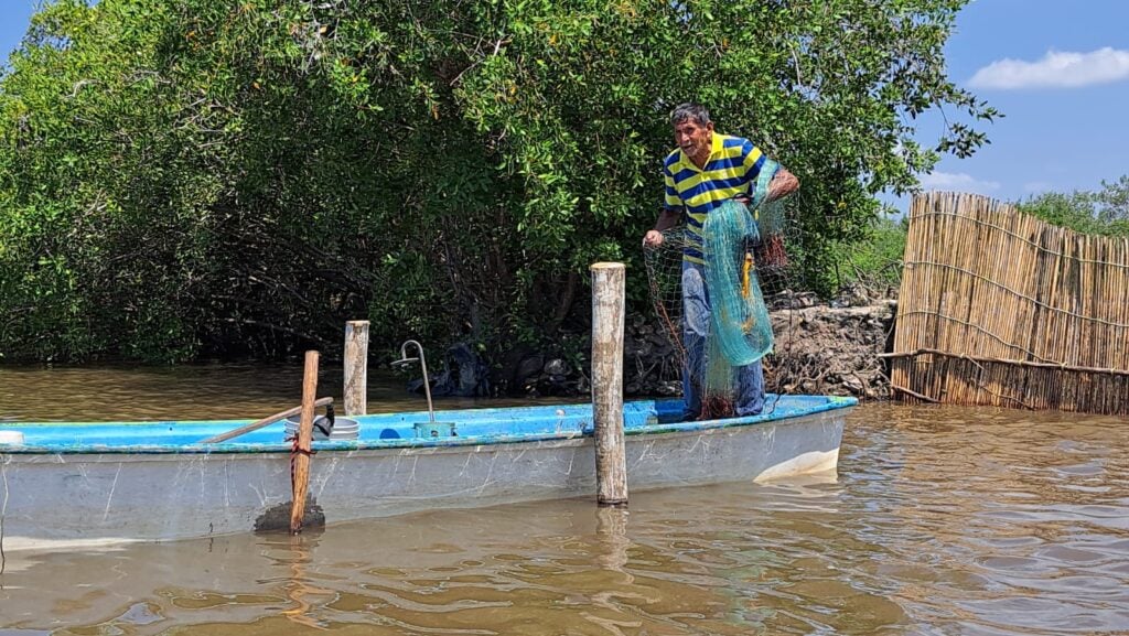 persona realizando pesca de camarón