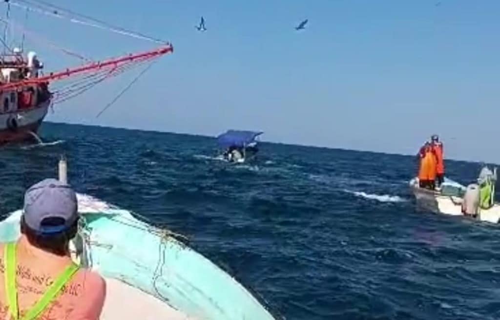 Pescadores en mar