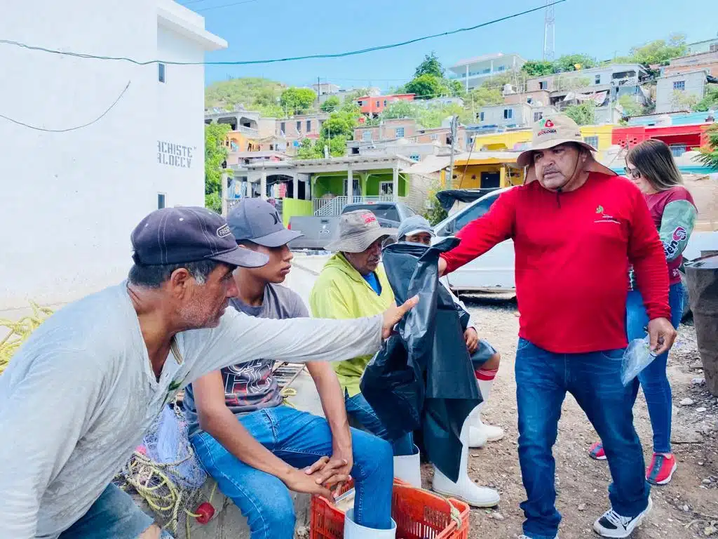 LLaman a pescadores a no tirar basura en el mar.