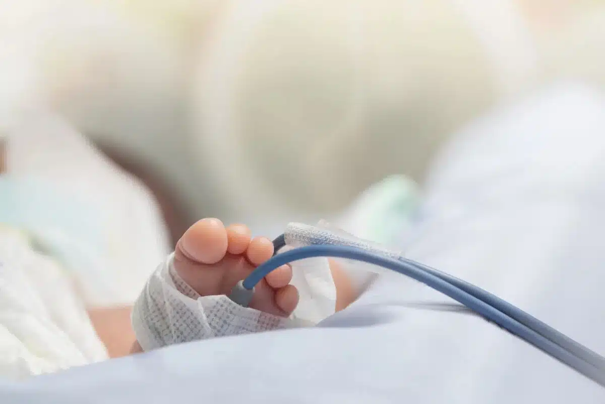 Pie de bebe conectado con manguera en hospitall