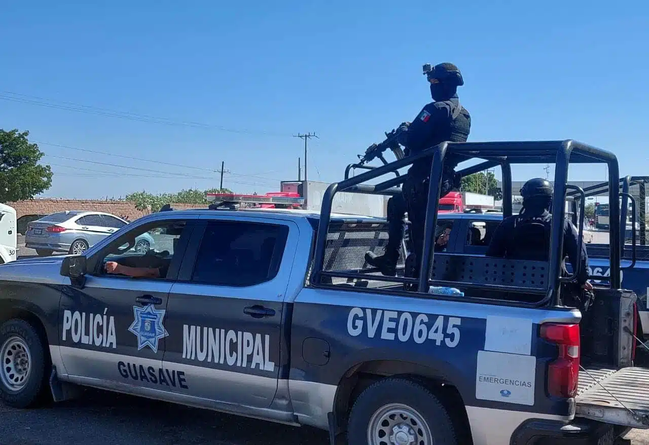 policías arriba de patrulla municipal Guasave