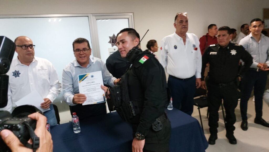 ALCALDE DE MAZATLÁN, ESTRECHANDO MANO A POLICÍA.