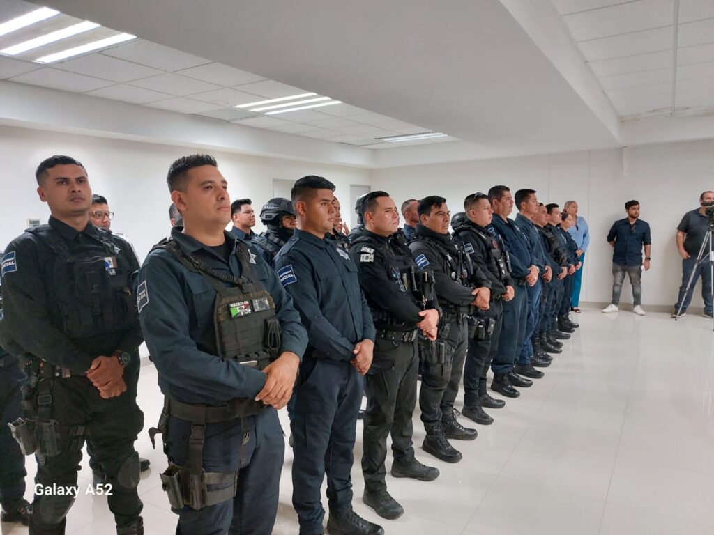 policías y elementos viales, formados.