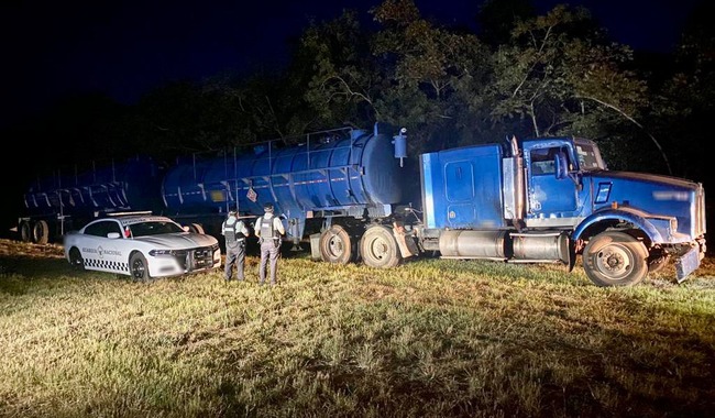 Camión azul abandonado en la carretera
