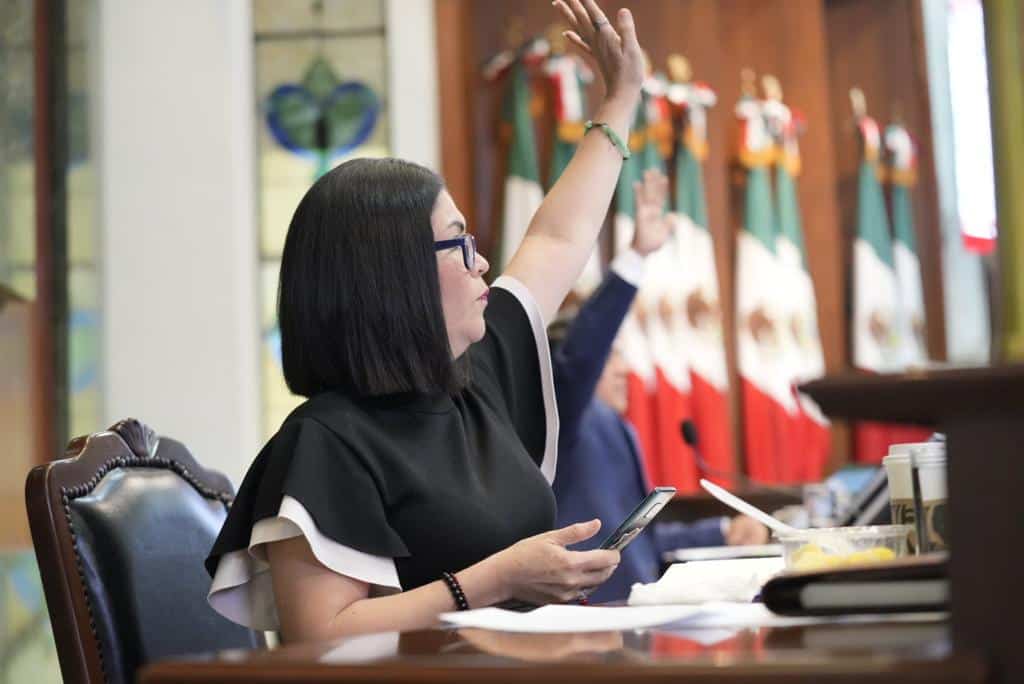 Minerva Vázquez González levantando el brazo