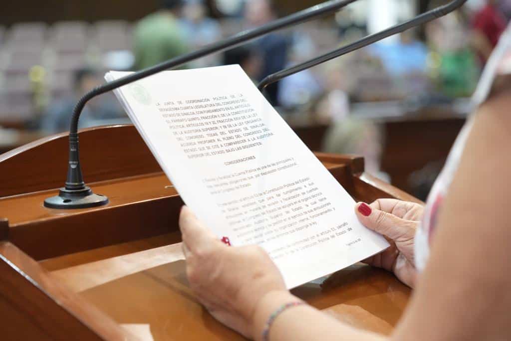 Manos sosteniendo documento en podium