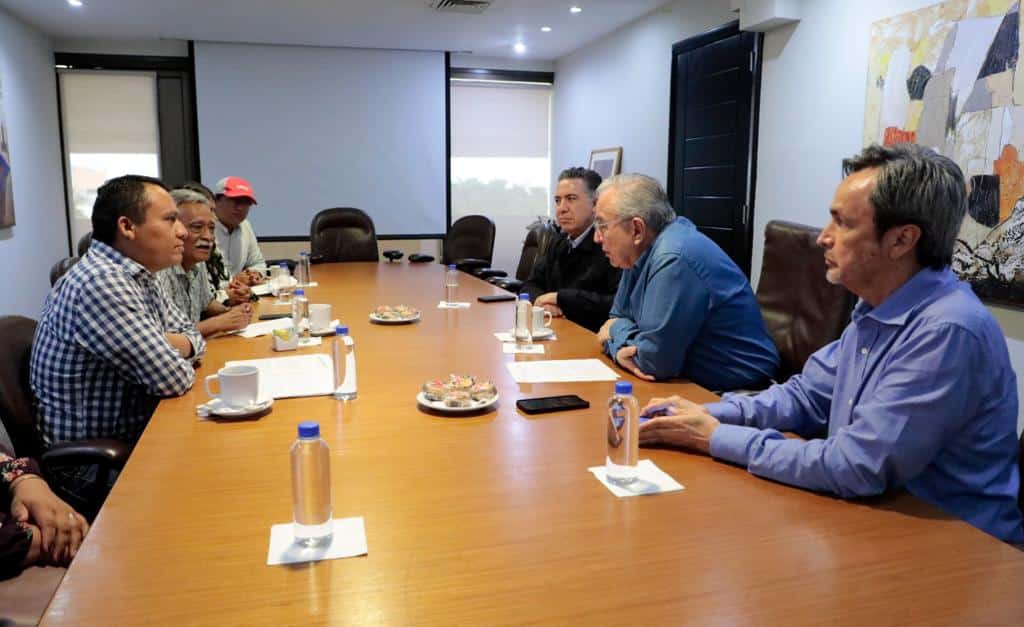 Rubén Rocha Moya reunido en una mesa con integrantes de la organización Antorcha Campesina en Palacio de Gobierno