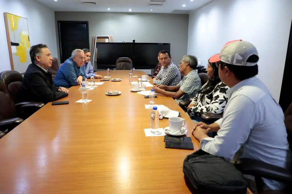 Rubén Rocha Moya reunido en una mesa con integrantes de la organización Antorcha Campesina en Palacio de Gobierno