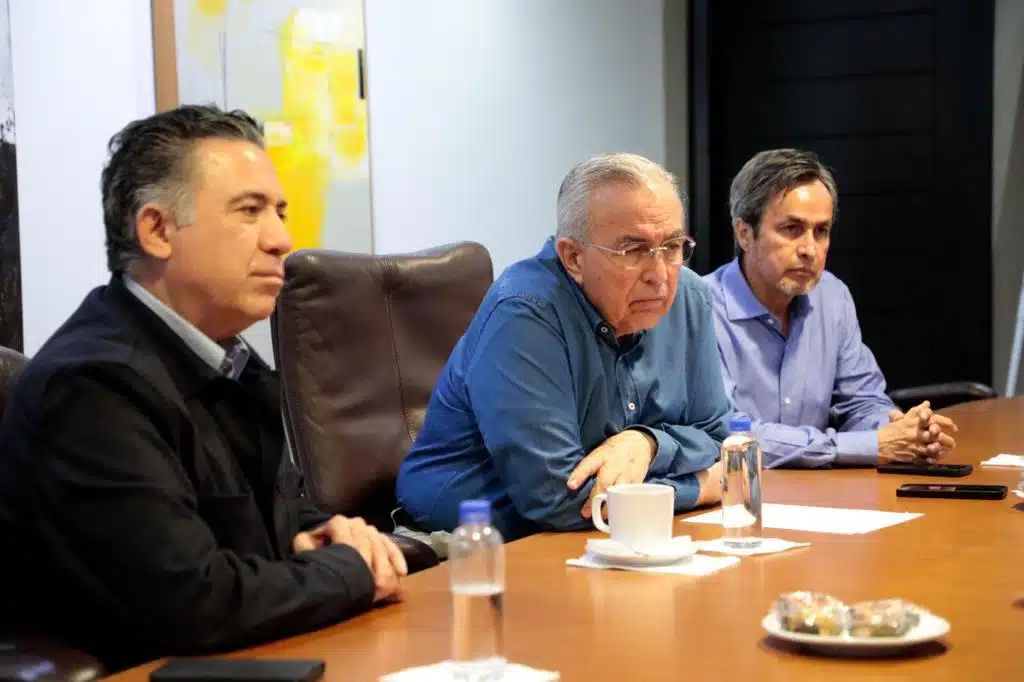Rubén Rocha Moya reunido en una mesa con integrantes de la organización Antorcha Campesina en Palacio de Gobierno