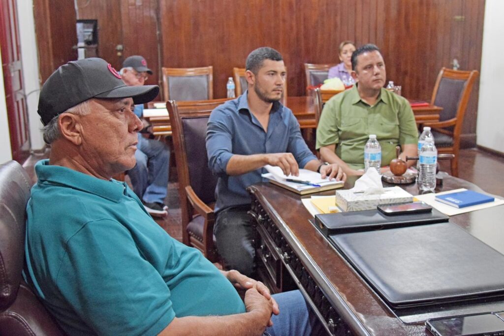 Gildardo Leyva y superintendente CFE