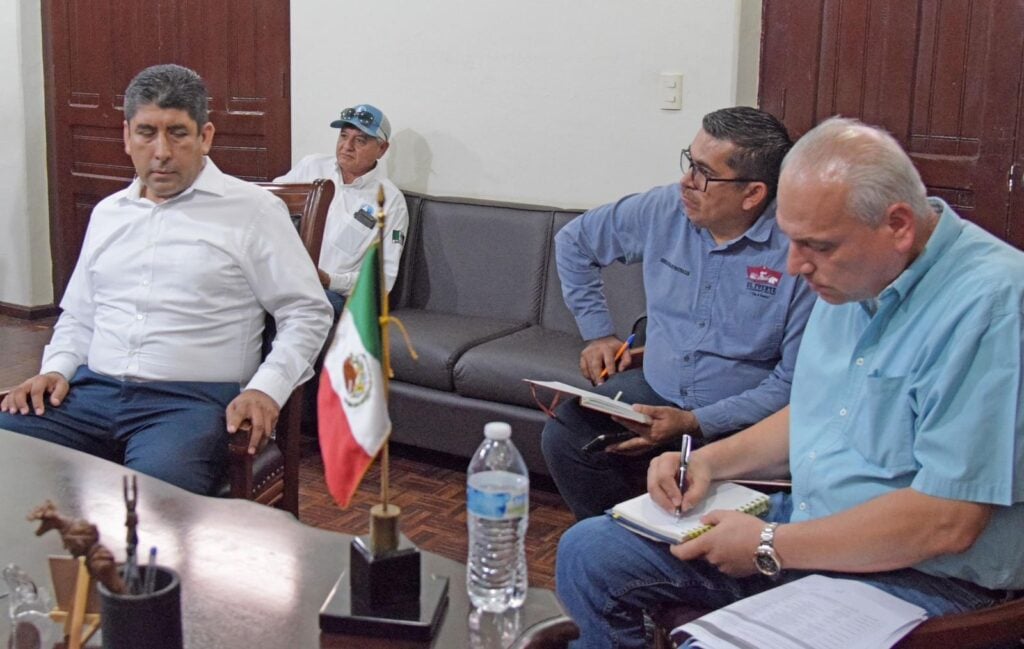 Gildardo Leyva y superintendente CFE