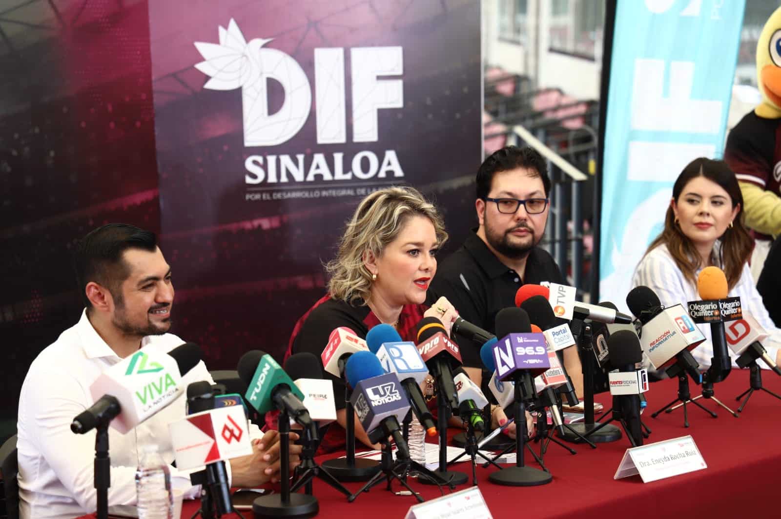 personas en rueda de prensa