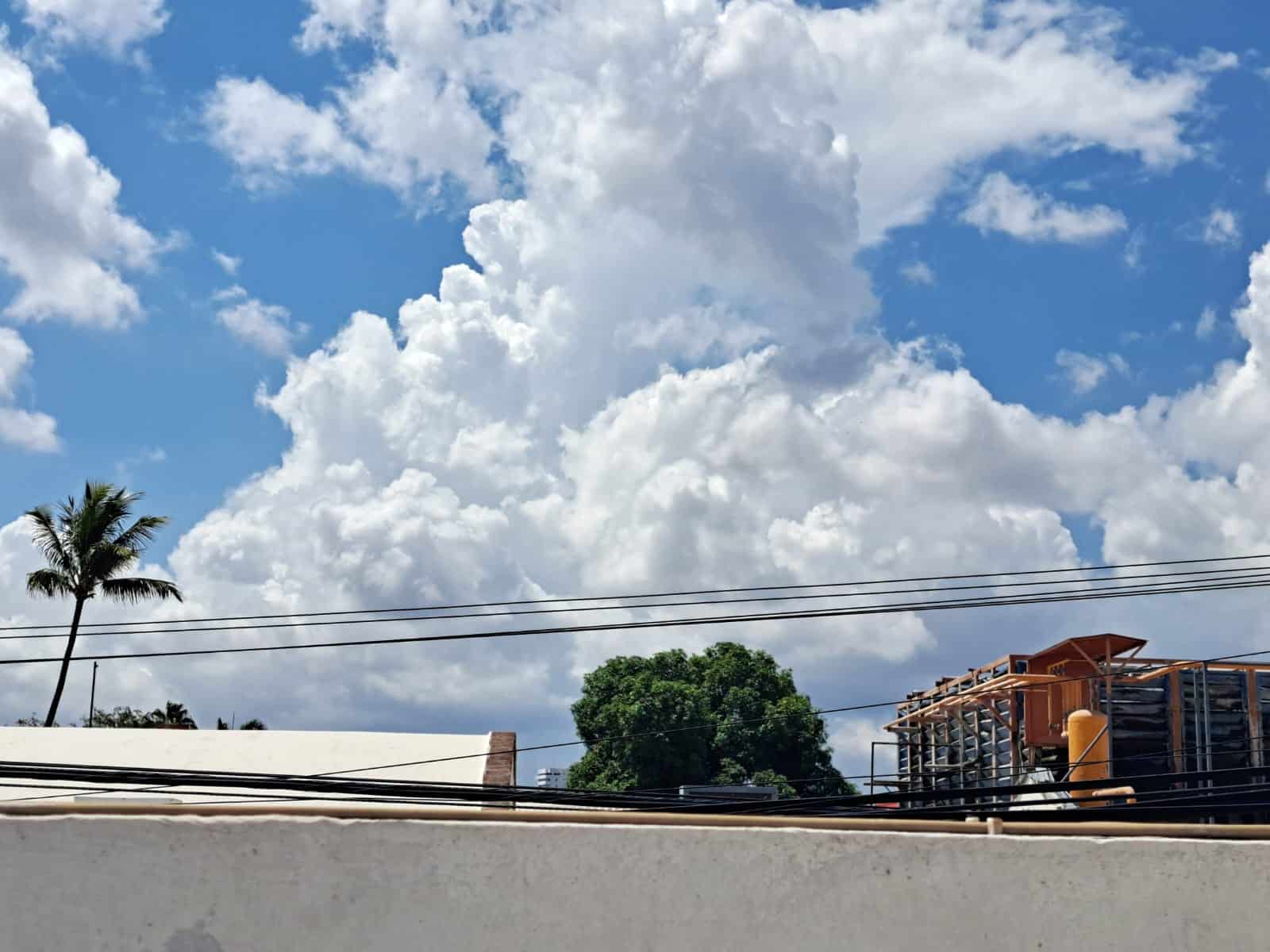 Nubes grandes y de color blanco en el cielo