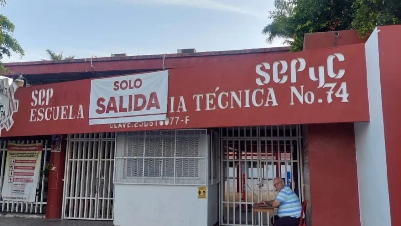 Exterior de Escuela Secundaria Técnica 74