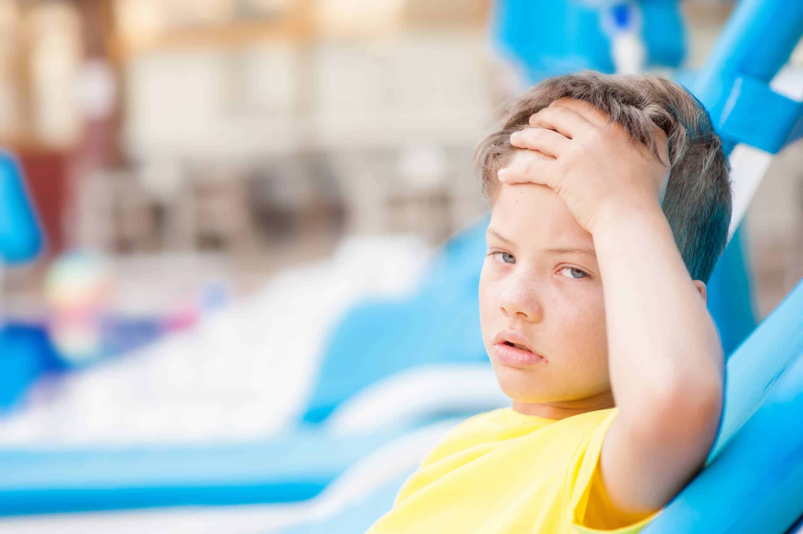 Niño expresando con un gesto que tiene calor